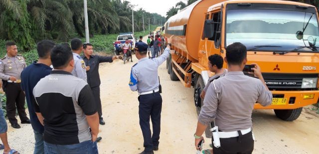  Bersama Pihak Terkait, Sejumlah Anggota DPRD Riau Tahan Truk CPO PT Adei